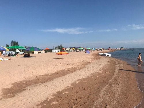 Протяженный пляж санатория Кыргызское взморье с мелким песком, пологим входом и множеством развлечений 3277