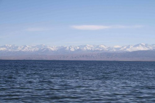 Горы на фоне озера Иссык-Куль 2574