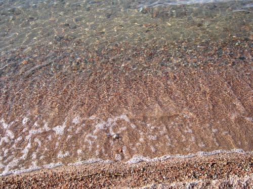 Мелкие камешки на берегу Иссык-куля 2585