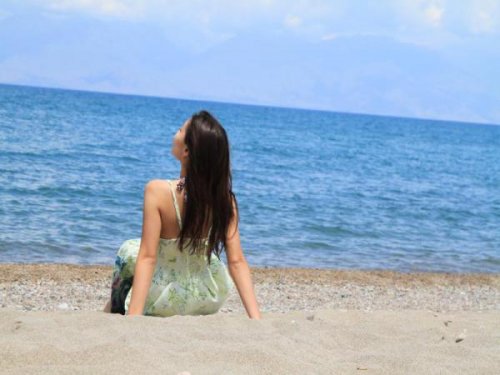 Девушка на берегу озера Иссык-куль 2634