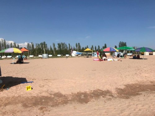 Протяженный пляж санатория Кыргызское взморье с мелким песком, пологим входом и множеством развлечений 3276